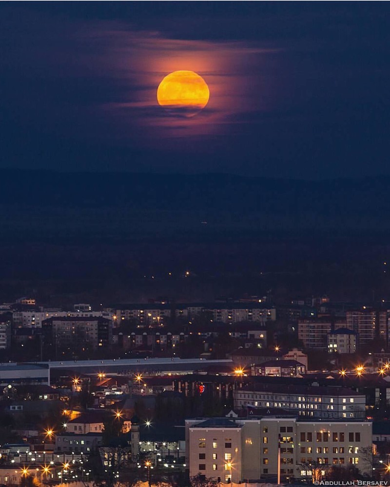 Восход луны в москве. Гиперлуние 2021. Суперлуние 1948. Большая Луна на небе. Луна над городом.